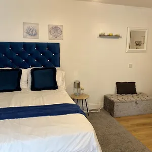 Apartment Private Studio Outhouse Near Heathrow- Free Parking, Hayes (Greater London)