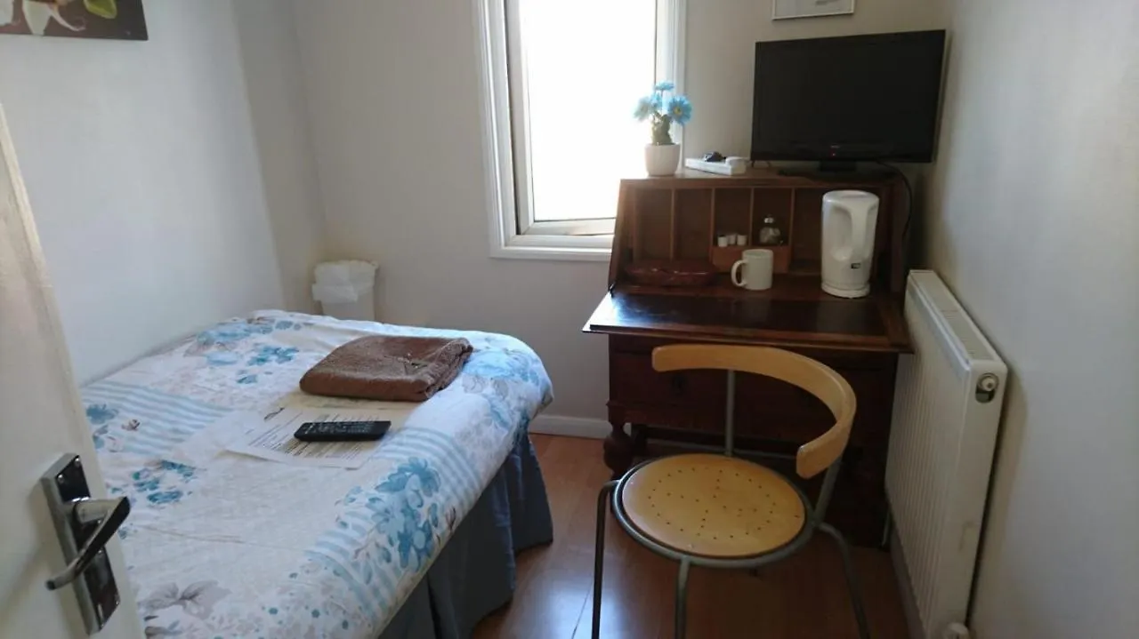 Room In Guest Room - Tiny Single Shared Bathroom Room Ssbyr Hayes
