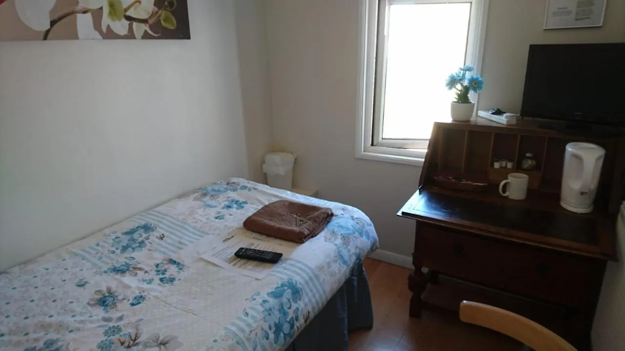 Room In Guest Room - Tiny Single Shared Bathroom Room Ssbyr Hayes  Guest house Hayes (Greater London)