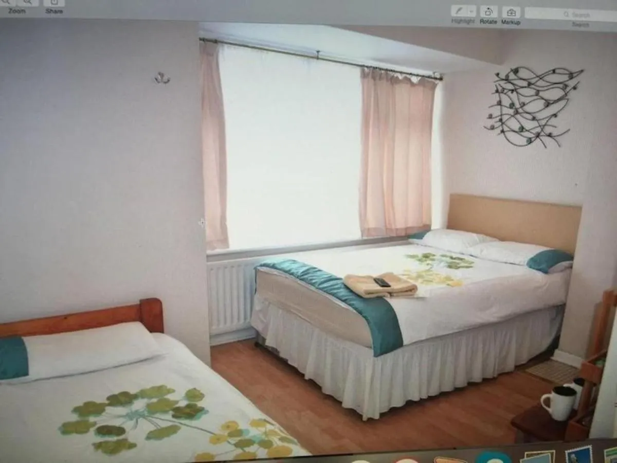 Room In Guest Room - Tiny Single Shared Bathroom Room Ssbyr Hayes  United Kingdom