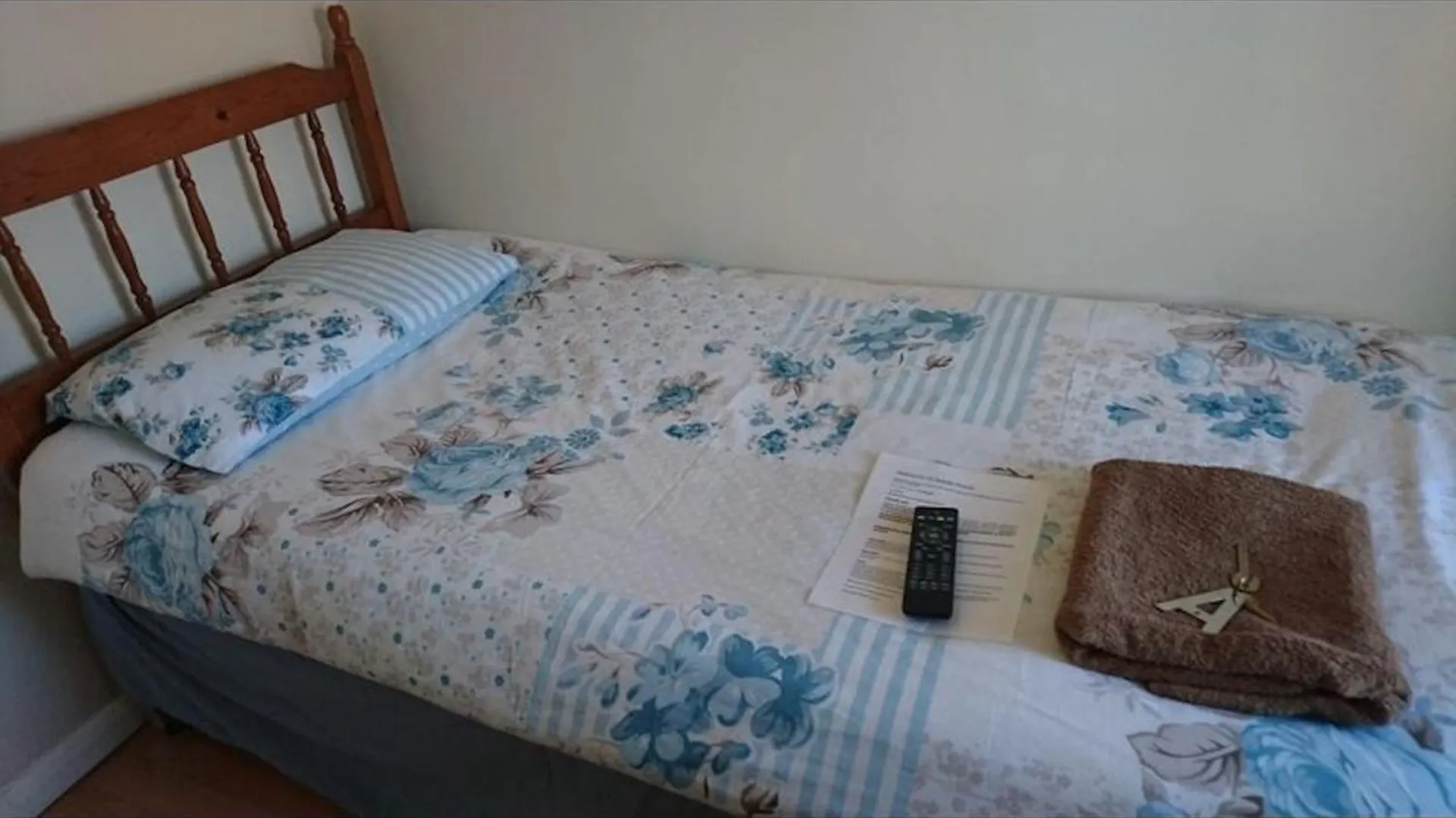 Room In Guest Room - Tiny Single Shared Bathroom Room Ssbyr location